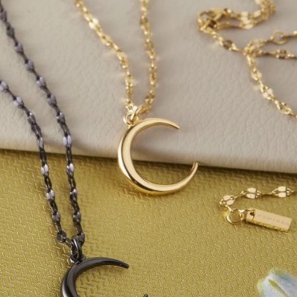Nominal premium crescent moon necklace 18k gold plated